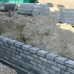 Jaka zaprawa do murowania fundamentów zapewni trwałość i stabilność?