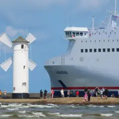 Ile aut zabiera prom w Świnoujściu? Zaskakujące pojemności i fakty