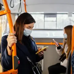 Ile osób może jechać w autokarze? Odkryj różnice w pojemności