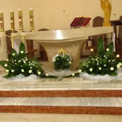 Ile świec na ołtarzu jest potrzebnych? Tradycje i symbolika w liturgii