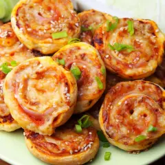 Pyszne pizzerinki z ciasta francuskiego – szybki i łatwy przepis na przekąskę