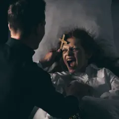 Przerażające filmy o egzorcyzmach: Top 5 produkcji grozy
