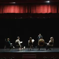 Czym jest teatr? Odkryj jego znaczenie i różnorodność form sztuki