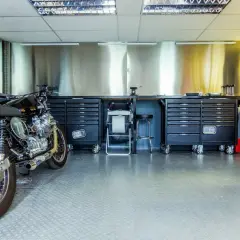Co potrzebne do warsztatu motocyklowego? Kluczowe narzędzia i wyposażenie