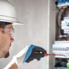 Ile zarabia pomocnik elektryka? Zaskakujące fakty o wynagrodzeniach