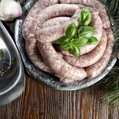 Jak gotować białą kiełbasę, aby nie pękała i zachowała smak