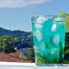 Najlepsze drinki z Bols Blue: proste przepisy na orzeźwiające koktajle