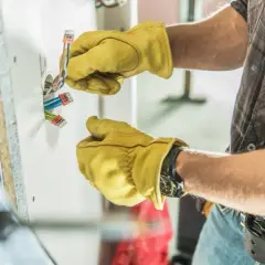 Pomocnik elektryka co robi? Odkryj kluczowe obowiązki i umiejętności