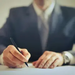 Kto płaci notariusza kupujący czy sprzedający? Odkryj prawdę o kosztach