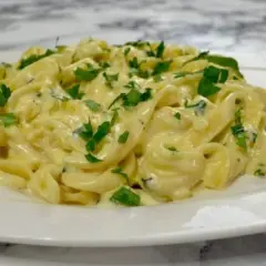 Spaghetti z sosem serowym – proste przepisy, które pokochasz