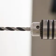 Comment percer un mur en béton sans se tromper de perceuse
