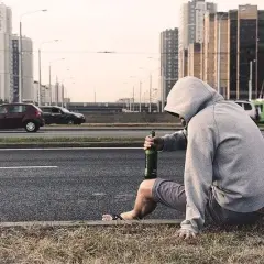 Czy picie alkoholu przed 18 to grzech lekki czy ciężki? Odpowiedź warta uwagi