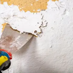 Jak malować ściany na starą farbę bez błędów i frustracji