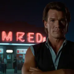 Czy Patrick Swayze uratuje senną mieścinę w kultowym "Przydrożnym barze"?