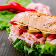 Kalorie w kanapce z szynką i pomidorem. Zaskakująco niski lub wysoki wynik?