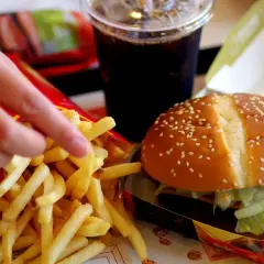 Ile kalorii ma burger drwala? Zaskakujące fakty o jego kaloryczności