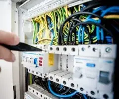 Ile zarabia elektryk wysokich napięć? Sprawdź zaskakujące wyniki!