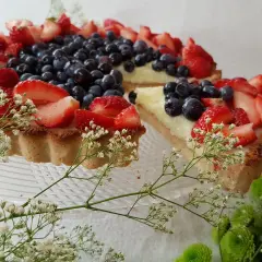 Jak przygotować pyszną tartę fit z owocami? Prosty przepis krok po kroku
