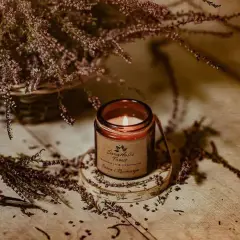 Świeczka o zapachu sosny – poczuj magię leśnego aromatu w domu
