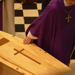 Ile kosztuje pogrzeb w kościele? Sprawdź, co wpływa na cenę