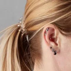 Ile kosztuje kolczyk w uchu na górze? Ceny i rodzaje piercingu