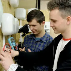 Co robi technik elektryk? Obowiązki, zarobki i ścieżki kariery