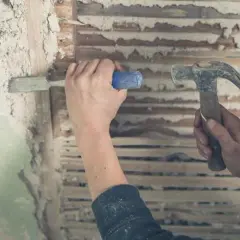 Jak skutecznie zbić tynk do cegły? Poznaj sprawdzone metody i porady