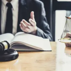 Ile kosztuje przekazanie darowizny u notariusza? Sprawdź ukryte opłaty
