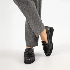 Jakie buty do chinosów damskich? 10 stylowych propozycji