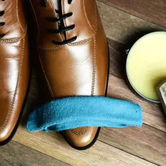Jak usunąć plamy z pasty do butów? Skuteczne sposoby na trudne plamy
