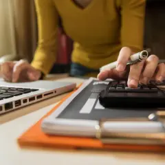 Ile kosztuje zatrudnienie pracownika? Odkryj ukryte wydatki!
