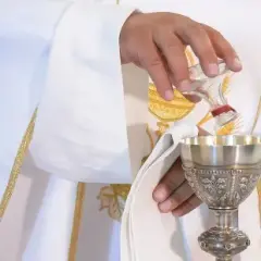 Dary składane na ołtarzu i ich znaczenie w tradycji liturgicznej