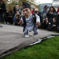 Ile ma lat najmniejszy człowiek świata? Zaskakujące fakty o Afshinie.