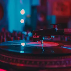 KCHT radio: Dlaczego to najciekawsza alternatywna stacja?