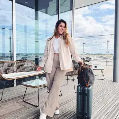 Idealny outfit na lotnisko: jak wyglądać stylowo i komfortowo