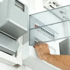 Jak podłączyć bezpiecznik różnicowy i uniknąć niebezpieczeństw elektrycznych