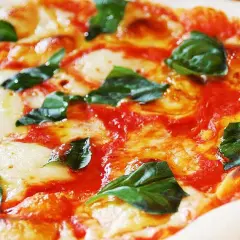 Kto wynalazł pizzę? Niezwykła historia i wpływ na kulturę włoską