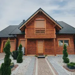 Ile kosztuje budowa domku drewnianego? Sprawdź, co wpływa na ceny