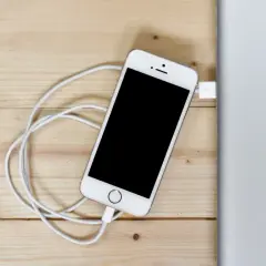 Jak podłączyć telefon do kina domowego przez USB i uniknąć problemów