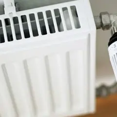 Dlaczego kaloryfery montuje się pod oknem? Odkryj tajemnice efektywnego ogrzewania
