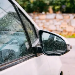 Jak pozbyć się zacieków po myciu samochodu i cieszyć się idealnym lakierem