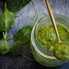 Jakie orzechy do pesto zamiast pini? Poznaj najlepsze alternatywy