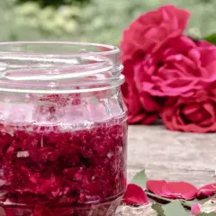 Jak zrobić aromatyczną herbatę z płatków róży: prosty przepis krok po kroku