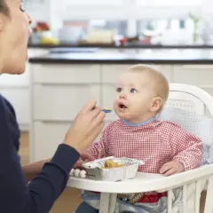 Jak karmić dziecko które nie siedzi – bezpieczne metody i porady.
