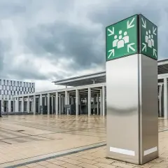 Oświetlenie ewakuacyjne - gdzie jest wymagane i dlaczego to ważne