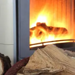 Jak palić brykietem w kominku, by uniknąć problemów z dymem i ciepłem