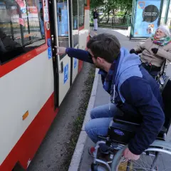Czy wózek inwalidzki jest pojazdem? Sprawdź swoje prawa na drodze