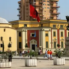 Ile trwa lot z Katowic do Tirany? Sprawdź czas przelotu i więcej