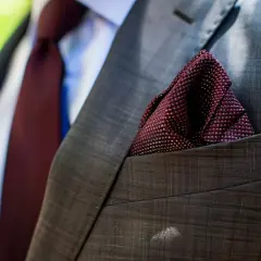 Jak dobrać poszewkę do garnituru? Sekrety eleganckiego mężczyzny