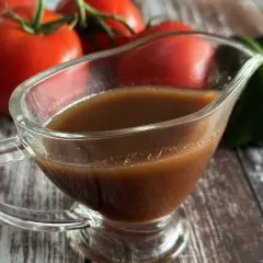 Jak zrobić sos balsamiczny do sałatek - prosty przepis i porady